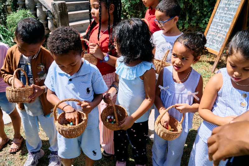 des enfants tiennent des paniers remplis d'oeufs de pâques
