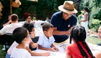 Un animateur avec des enfants lors de la Chasse aux oeufs de Paques 2026